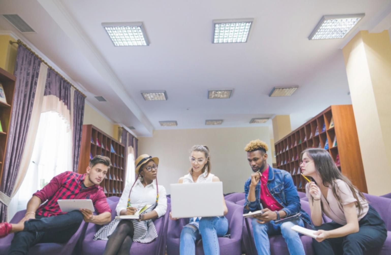 Étudiants internationaux collaborant sur leur projet académique